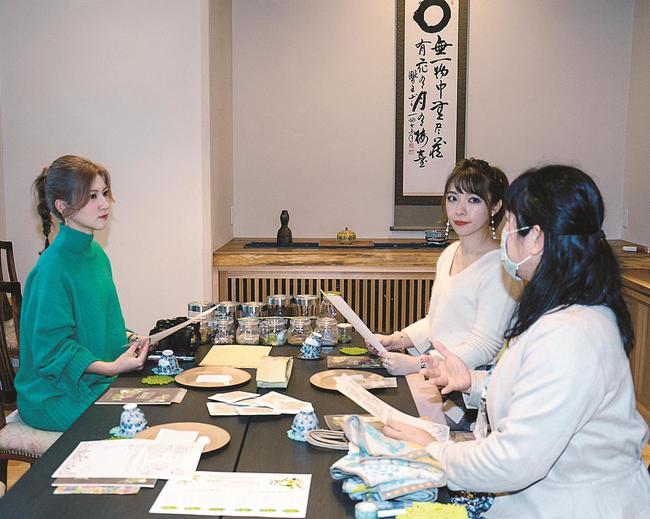 出雲産のハーブや薬草を使ったお茶講座を体験する（左から）柳生し乃さん、岩根沙恵子さん＝出雲市小境町、一畑薬師