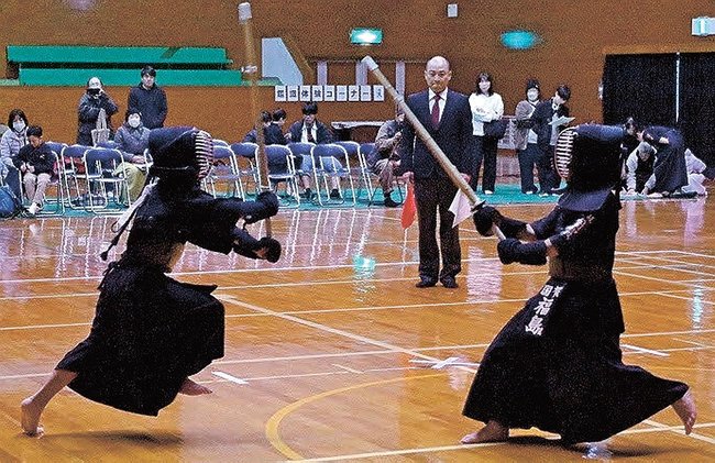 白熱した試合を繰り広げる児童たち＝島根県西ノ島町美田、西ノ島総合公園体育館