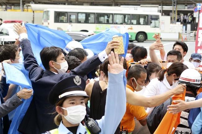 自民党の安倍元首相が街頭演説中に男に銃撃され、騒然とする現場付近＝８日午前１１時４２分、奈良市