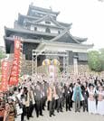 高城権八や勝部本右衛門栄忠らの尽力によって解体を免れた松江城天守。１４０年後に、国宝指定答申を万歳して喜ぶ関係者＝２０１５年５月１５日撮影