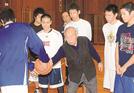 松江東高校男子バスケットボール部員を指導する渡辺晴夫さん（中央）＝２００９年１２月、松江市西川津町、同高校