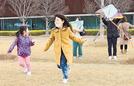 たこ揚げを楽しむ親子＝出雲市大社町杵築東、古代出雲歴史博物館風土記の庭
