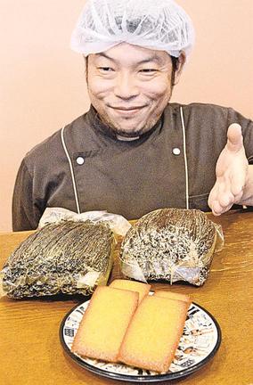 天然バニラで作ったフィナンシェを紹介する後藤克也さん＝大田市大田町、ボンボンボヤージュ