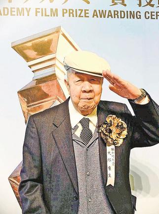 第４２回日本アカデミー賞協会特別賞を受賞してポーズをとる大塚康生さん（撮影・南正時）＝２０１９年