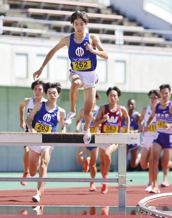 男子３０００㍍障害　８分?秒?で優勝した三浦龍司（上）＝熊谷スポーツ文化公園陸上競技場