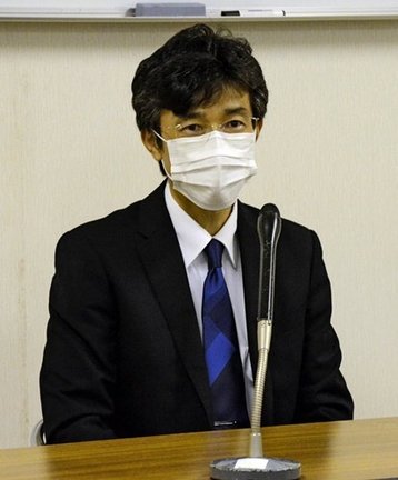 報道陣の取材に応じる米子松蔭高校の長崎成輝校長=米子市車尾、どらどらパーク米子市民球場