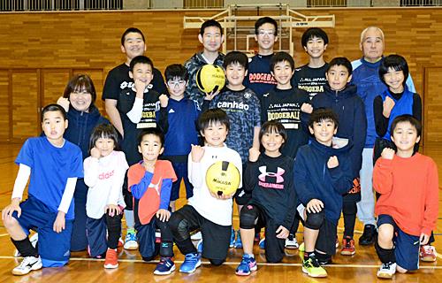 ２年連続の全国大会出場を決めた城北ガーディアンズのメンバーたち＝写真はいずれも松江市東奥谷町の市立城北小学校体育館
