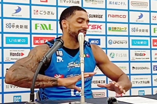 滋賀レイクスとの試合後に会見するマカドゥ選手