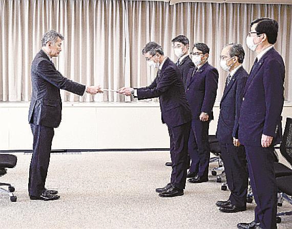 森望関電社長（左から２人目）ら電力５社のトップを経産省に呼び、業務改善命令を言い渡す資源エネルギー庁の保坂伸長官（左端）＝１７日午後