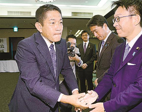 参院徳島・高知選挙区の補欠選挙で落選が決まり、支持者らにあいさつして回る自民党新人の西内健氏（左）＝２２日夜、高知市