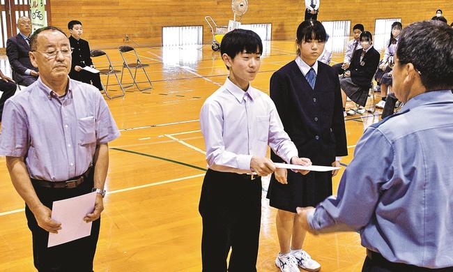 指定書を受け取る桜江中学校の生徒会役員（左から２人目）＝江津市桜江町川戸、桜江中学校