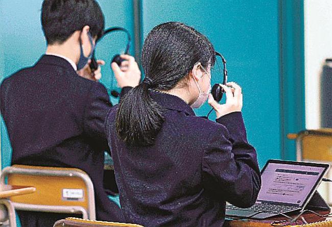 全国学力テストの英語の「話す」テストに臨む生徒たち＝４月、東京都内の中学校
