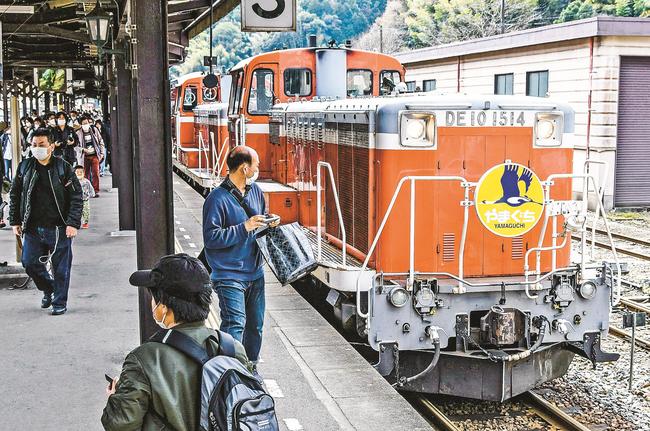 ＪＲ津和野駅に到着したＤＬやまぐち号＝島根県津和野町後田