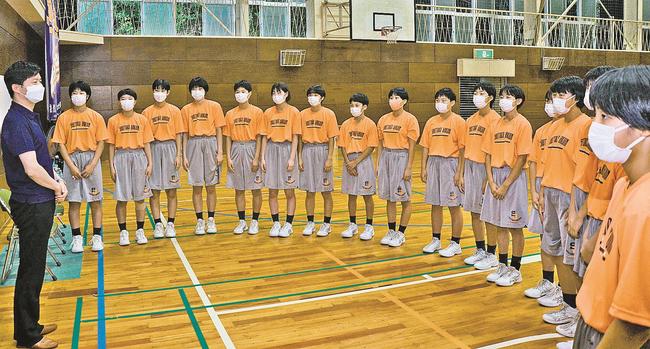 上定昭仁松江市長（左）から激励を受ける松徳学院中女子バスケットボール部＝松江市上乃木１丁目、松徳学院中学校