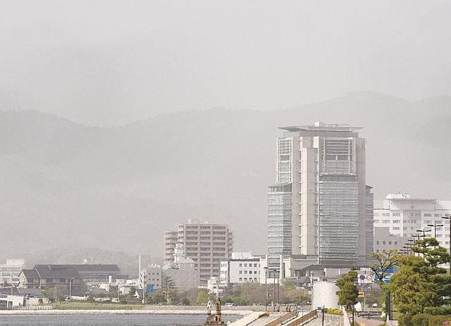 黄砂でもやがかかった松江市＝18日午後３時18分