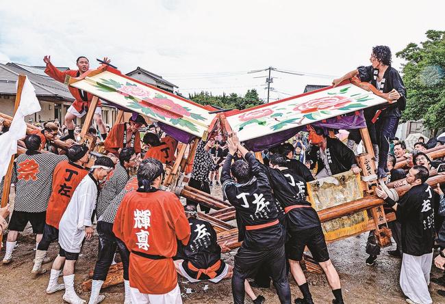 けんかみこしを披露する外江地区の男衆ら＝境港市外江町、外江ふれあい広場