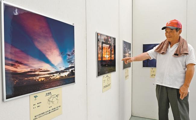 南太平洋の朝空を捉えた「光の絵巻」（左）などを紹介する濱田修一浜田支部長＝浜田市野原町、市世界こども美術館