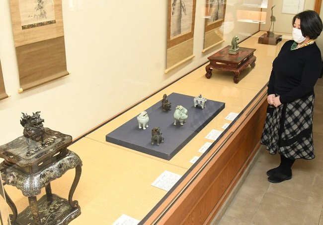 動物などの形をした香炉を紹介する佐々木杏里学芸員＝出雲市大社町杵築西、手銭美術館