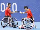 男子ダブルス２回戦　第２セットを取り返し、タッチを交わす荒井（左）、三木組＝有明テニスの森公園