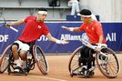 男子ダブルス準々決勝　ポイントを奪い、タッチを交わす小田凱人（左）、三木拓也組＝パリ（共同）