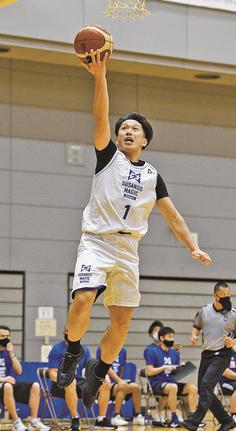 【プレシーズンゲーム・島根ー広島】第４クオーター、島根の後藤翔平が速攻からシュートを決めて６６ー５４とする＝広島市、中区スポーツセンター