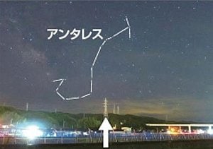 さそり座。矢印の鉄塔（てっとう）を目印とし、その真上にアンタレスが見えている＝６月２９日、出雲（いずも）市芦渡（あしわた）町で撮影（さつえい）