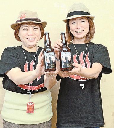 寅さん風の格好でビールをＰＲする渡利章香会長（左）と近江雅子さん＝大田市大田町、市役所