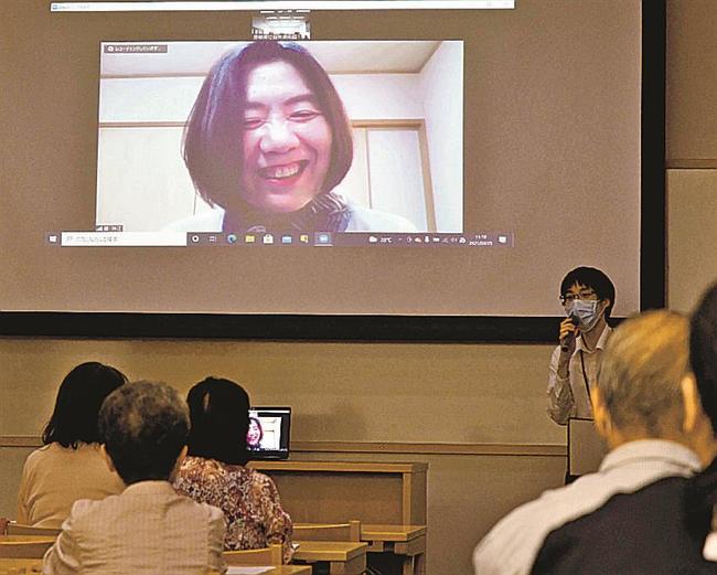 河井寛次郎の人となりや作品についてリモート講演する鷺珠江さん＝益田市有明町、島根県芸術文化センター・グラントワ