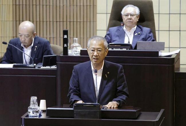 長崎県対馬市議会で、「核のごみ」の文献調査に関し国側に応募しない意向を表明する比田勝尚喜市長（手前）＝２７日午後