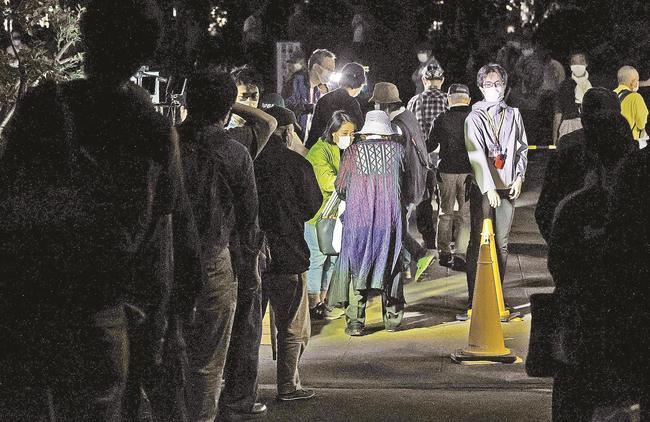 ＮＰＯ法人「ＴＥＮＯＨＡＳＩ」の食事支援に列をなす人たち＝２５日、東京都豊島区