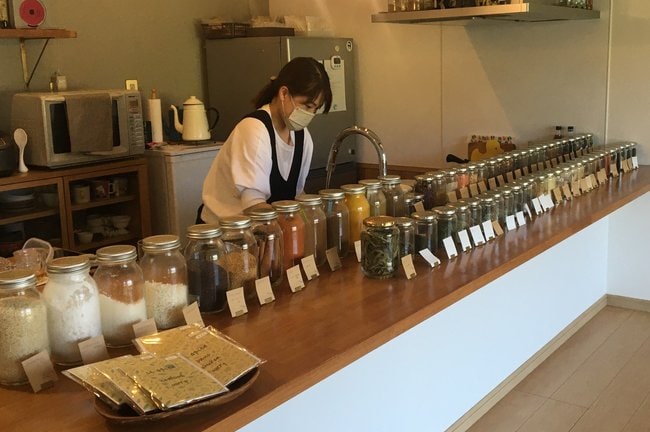 スパイス販売のU-spice（ユースパイス）店内＝出雲市多伎町久村
