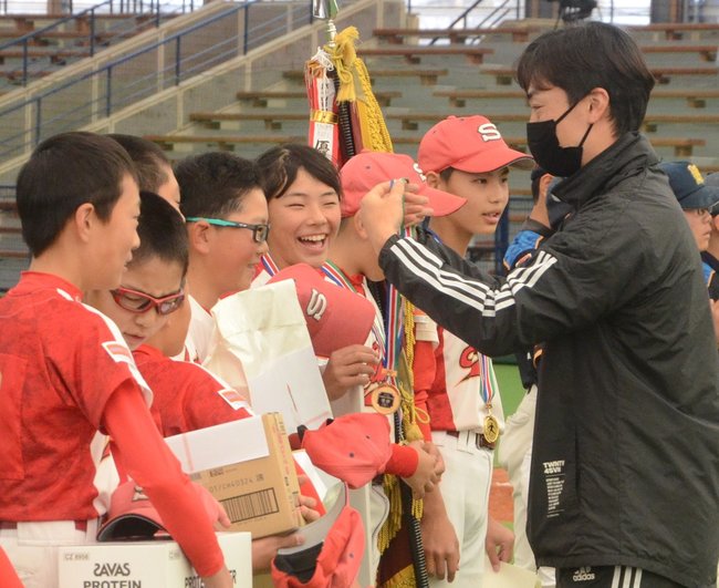 優勝した佐世野球スポーツ少年団の選手にメダルをかける和田毅投手（右）＝出雲市矢野町、出雲ドーム