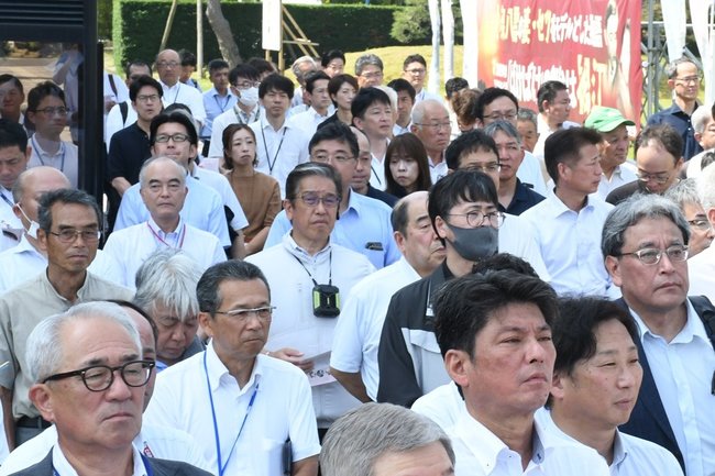 候補の第一声を聞く聴衆＝松江市内