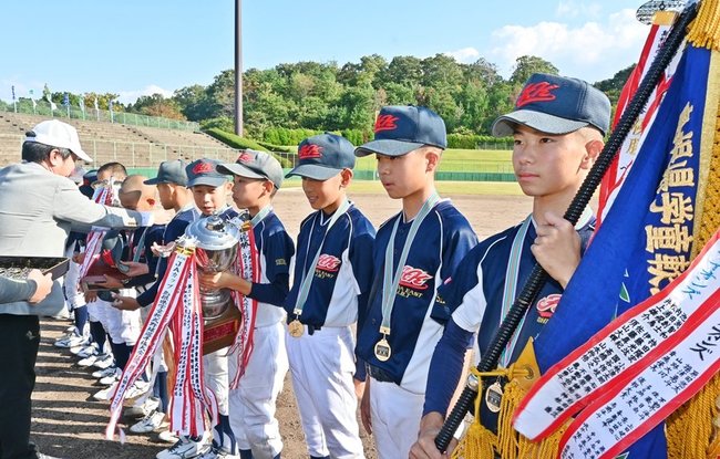 ３連覇を果たし閉会式で優勝メダルを首から下げる大田東ナイン＝松江市上乃木１０丁目、市営野球場