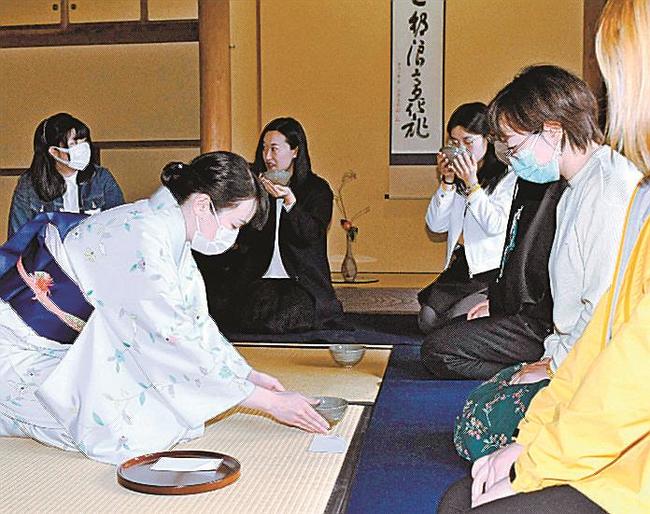 茶道文化に触れる寧夏の留学生ら＝松江市北堀町、明々庵