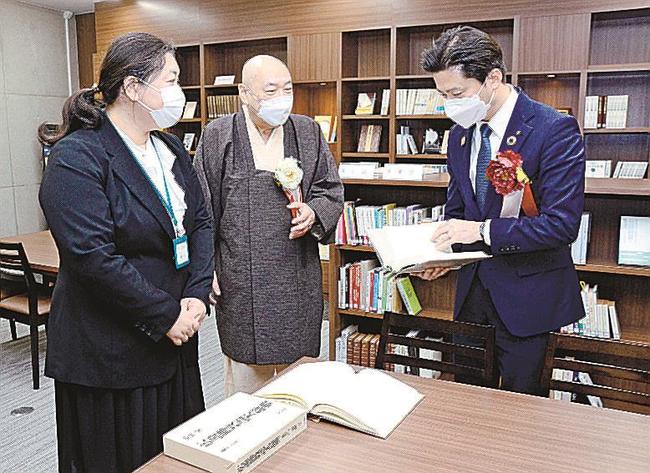 上定昭仁市長（右）に館内を案内する清水谷善圭理事長（中央）＝松江市八束町波入、中村元記念館