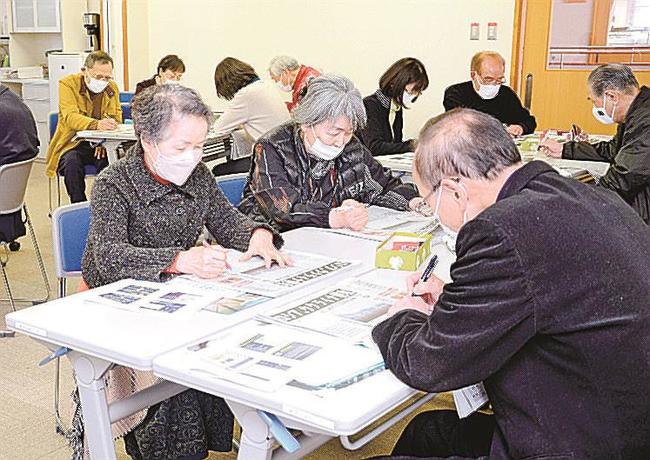 クイズに挑戦する参加者＝雲南市木次町新市、新市交流センター