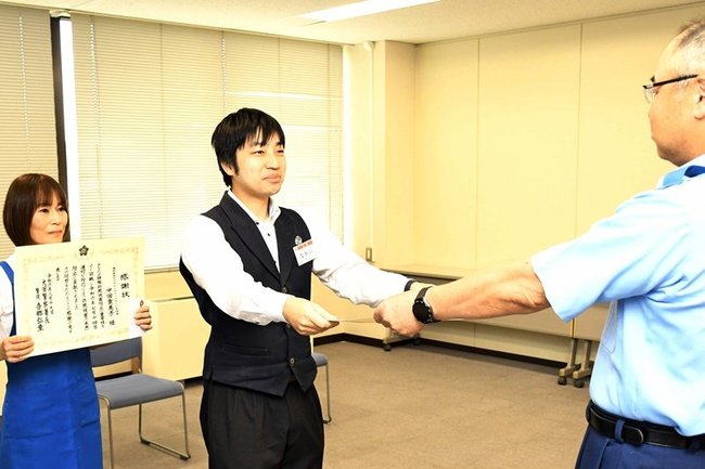吾郷弘章署長（右）から感謝状を受け取る中田貴美子さん（左）と中井健太さん＝大田市長久町、大田署