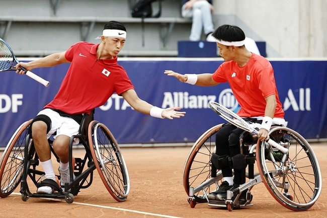 男子ダブルス準々決勝　ポイントを奪い、タッチを交わす小田凱人（左）、三木拓也組＝パリ（共同）