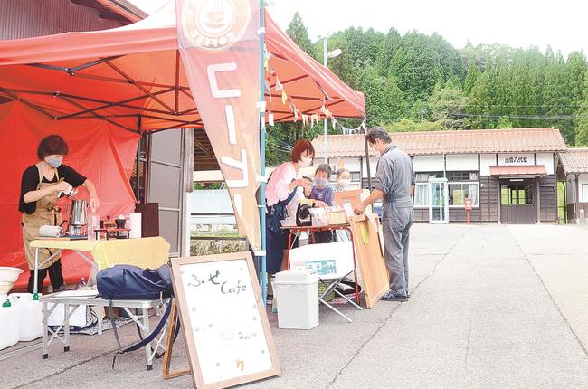客をもてなす主婦や子ども＝島根県奥出雲町馬馳、出雲八代駅