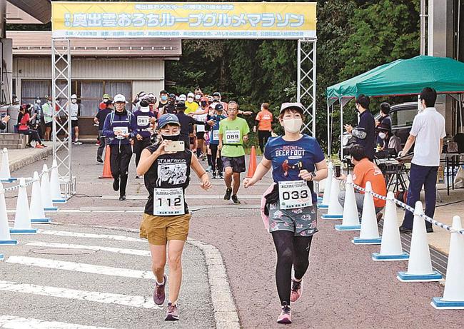 道の駅「奥出雲おろちループ」前を２人ずつスタートするソロの参加者＝島根県奥出雲町八川