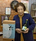 松の下で酒店を営む浪花幹子さん。松にちなんだ純米酒「松の滴」も販売している＝雲南市木次町木次