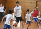 ミニゲームで笑顔を見せる北川弘選手（左から２人目）