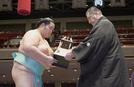初場所で13勝を挙げ、父で師匠の佐渡ケ嶽親方（右）から技能賞を授与される琴ノ若＝1月28日、東京・両国国技館