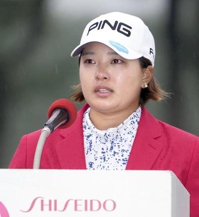 優勝し、涙を浮かべながらスピーチする鈴木愛。通算１７勝目を挙げた＝戸塚ＣＣ