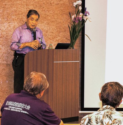 炭の可能性について解説する佐藤仁志さん＝雲南市木次町里方、チェリヴァホール