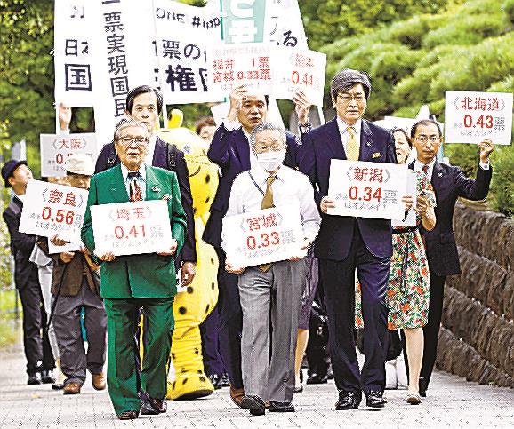 「１票の格差」訴訟の上告審判決のため、最高裁に向かう升永英俊弁護士（手前中央）のグループ＝18日、東京都千代田区