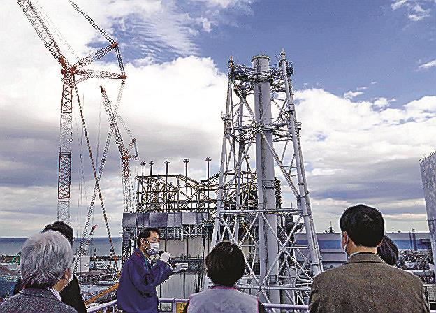 ひしゃげた鉄骨がむき出しになったままの福島第１原発１号機（中央）＝２０２０年１２月７日