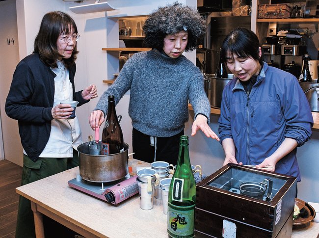 参加者にかん酒の魅力を伝える稲垣えみ子さん(中央)=出雲市斐川町出西、ルコションドール出西