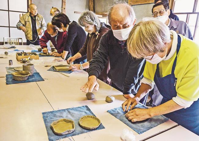 思い思いに陶芸作品を形作る参加者＝安来市伯太町母里、旧奥野邸